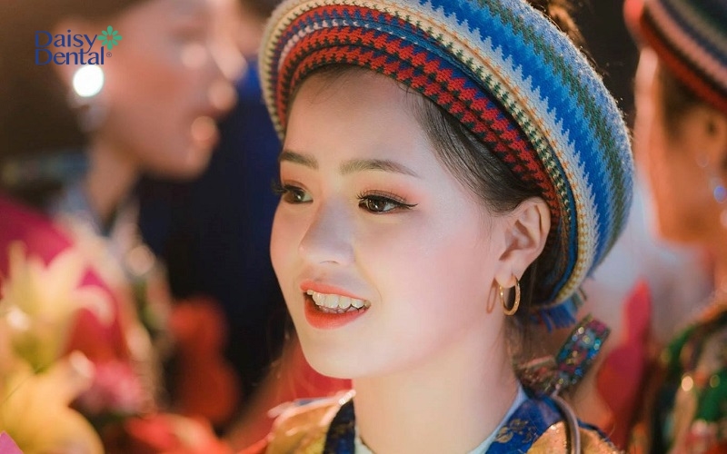 Cô đồng trẻ sở hữu nụ cười răng khểnh cực duyên