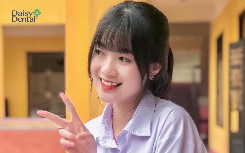 Nữ sinh có nụ cười răng khểnh đẹp tươi tắn