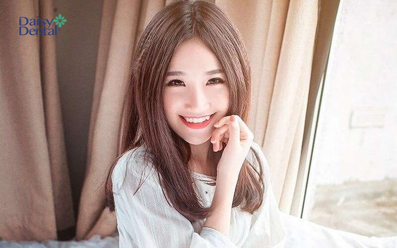 Nhiều bạn gái trẻ mong muốn sở hữu được chiếc răng khểnh bằng cách trồng răng khểnh giả