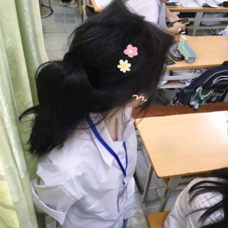 avatar gái xinh ngồi trong lớp