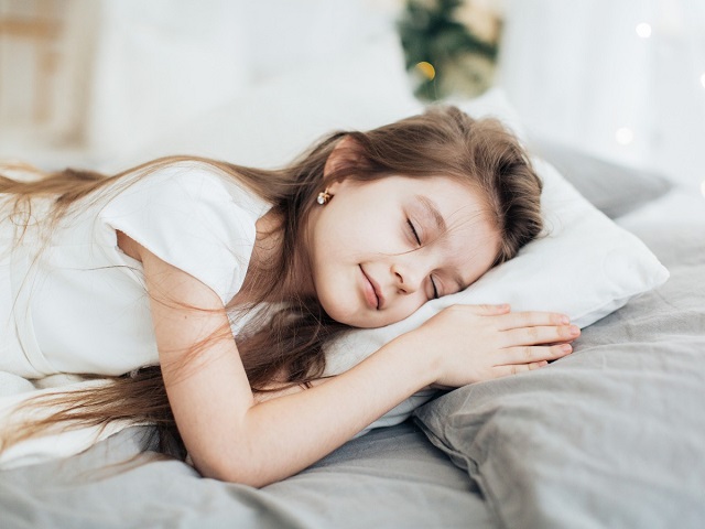 Trẻ nên đi ngủ sớm để cơ thể được nghỉ ngơi và phát triển tốt