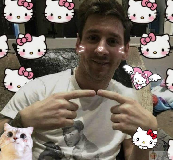 Ảnh chế Messi hôn Ronaldo khiến cộng đồng mạng cười nghiêng ngả mỗi ngày