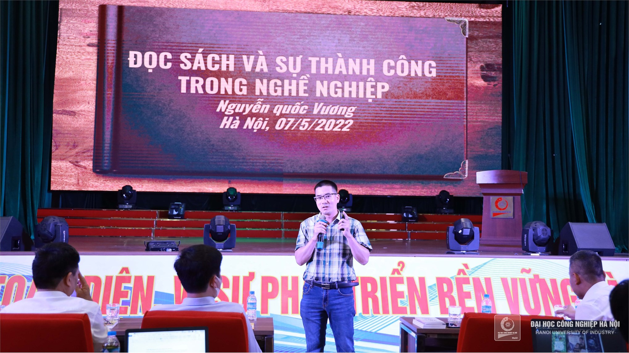 Suy nghĩ về phát triển văn hóa đọc trong sinh viên Trường Đại học Công nghiệp Hà Nội