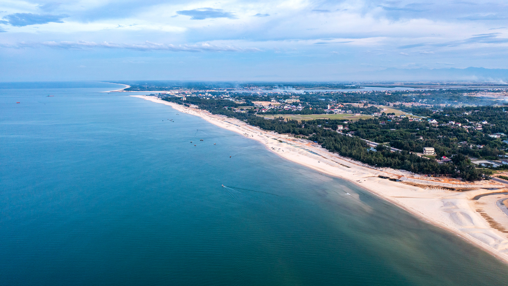 Đến bãi tắm Cửa Việt bạn sẽ được ngắm nhìn cảnh mặt nước trong xanh hòa vào làn mây trời, song song biển là bãi cát trắng phau chạy dài tít tắp như một dải lụa trắng vắt ngang bãi biển.