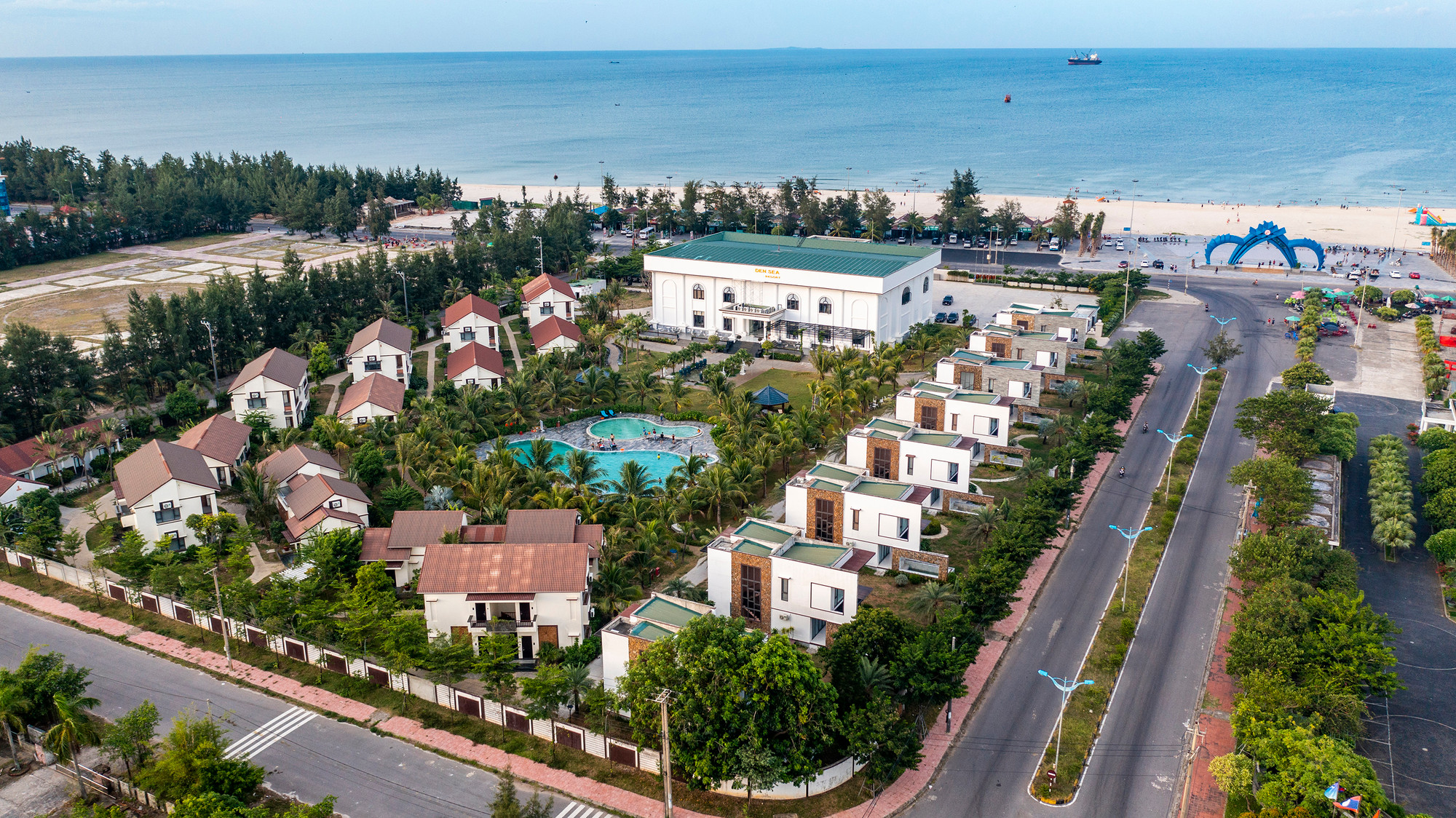 Cửa Tùng được ví là “Nữ hoàng của các bãi tắm” bởi các vua chúa ngày trước chủ yếu ở Kinh đô Huế. Vì thế, Cửa Tùng được các bậc vua chúa, giới quý tộc chọn là điểm nghỉ dưỡng tuyệt vời bởi không khí trong lành và khung cảnh như trong tranh vẽ. Nhiều khách sạn, nhà hàng, biệt thự phục vụ nghỉ dưỡng được mọc lên thời điểm này, khiến Cửa Tùng trở thành tụ điểm ăn chơi của giới quý tộc.