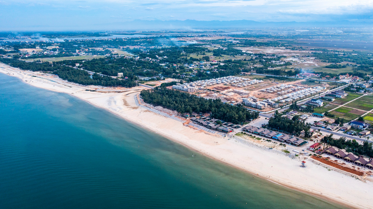 Vẻ đẹp nên thơ của biển Cửa Tùng khi những đoàn thuyền đánh cá trở về sau những chuyến xa khơi...