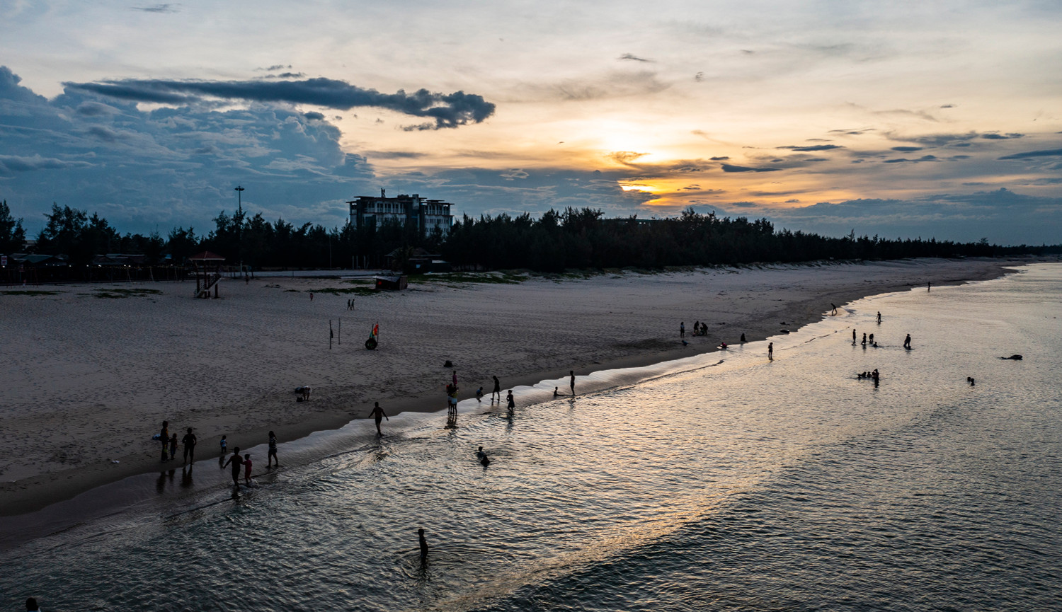 Toàn cảnh biển Cửa Tùng nhìn từ trên cao...