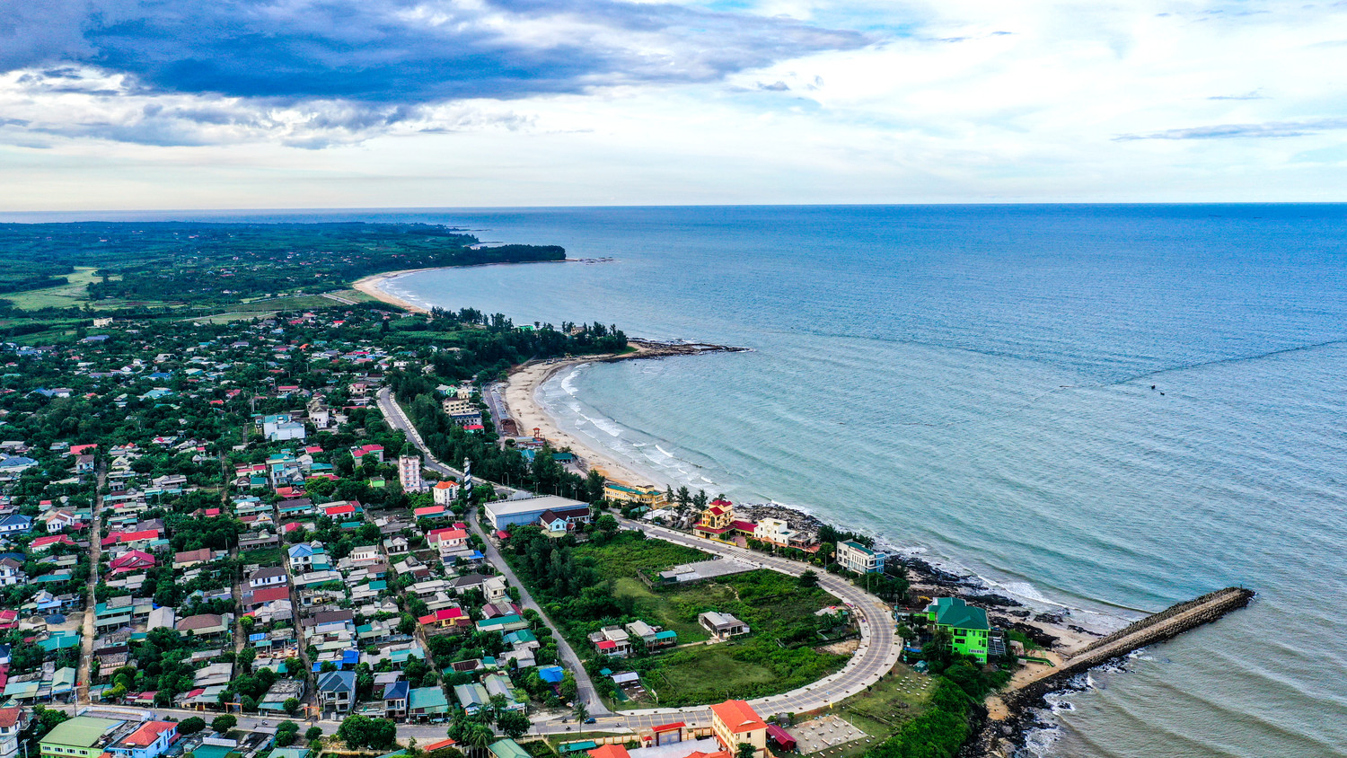 Kéo dài tới 14km, biển Vĩnh Thái đặc biệt xanh, sạch khi chưa có nhiều hoạt động du lịch và buôn bán. Các bãi cát dài vẫn là nơi thuyền đánh cá của người dân địa phương neo đậu, ra khơi mỗi ngày...