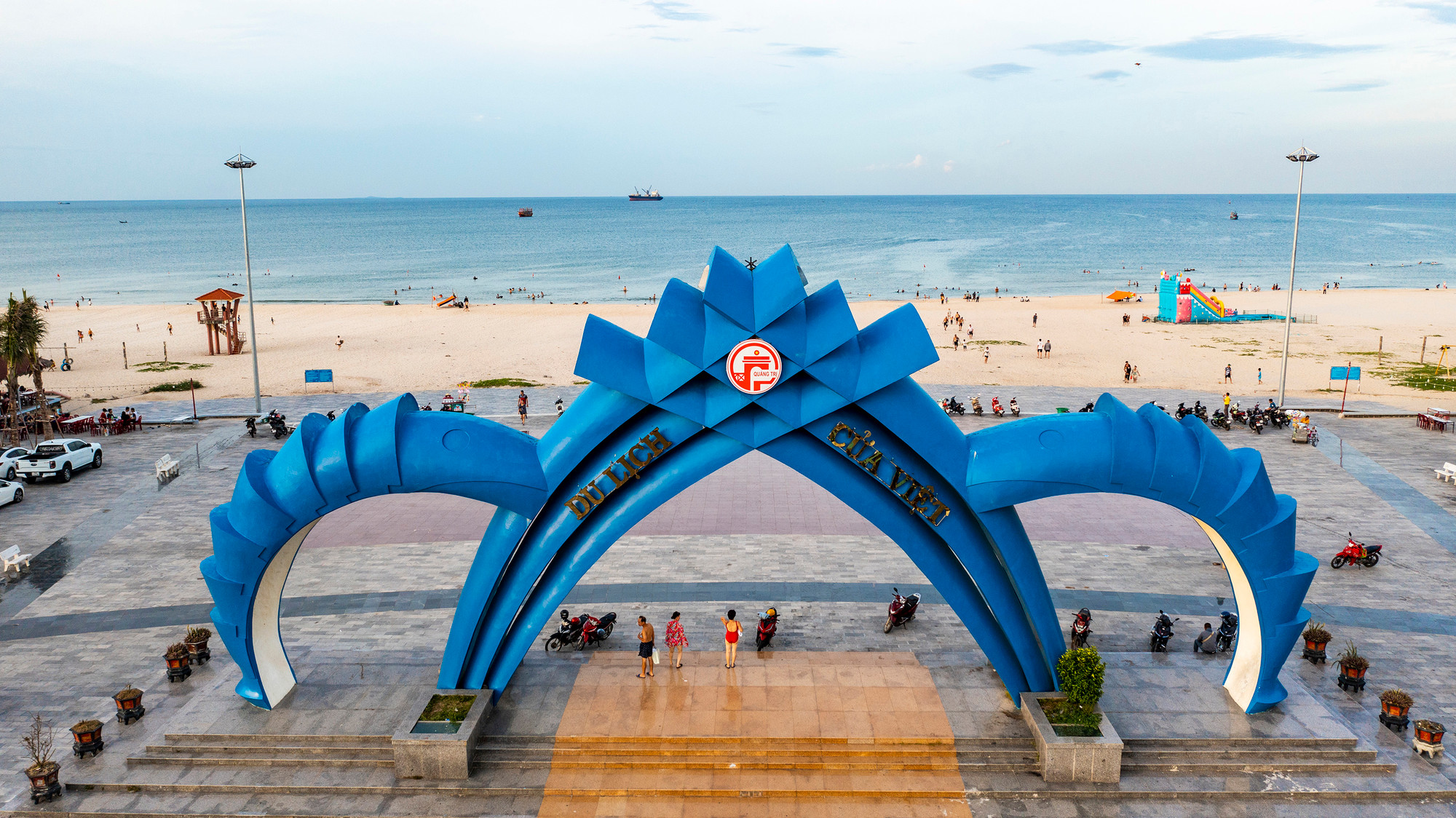 Nhìn từ trên cao, biển Cửa Việt như một viên ngọc xanh màu ngọc bích. Những ngày trời đẹp, du khách có thể phóng tầm nhìn ra tận chân trời xa...