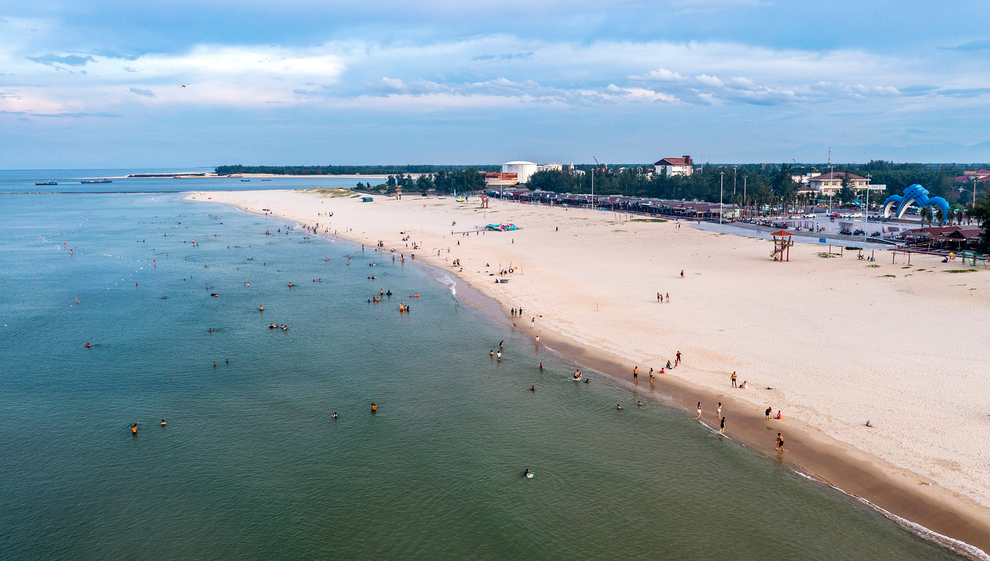 Biển trong vắt và triền cát trắng tinh khôi...