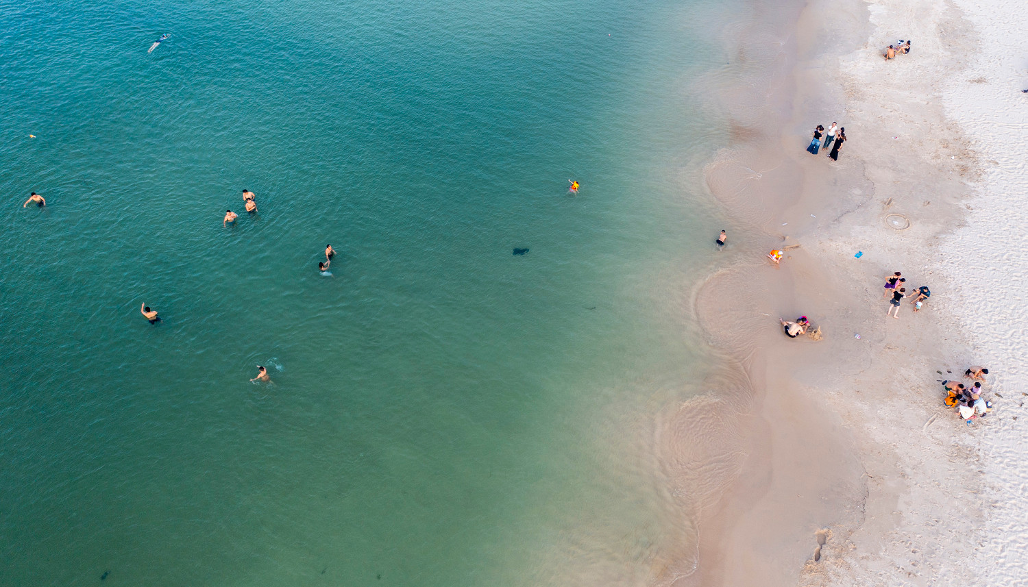 Nếu như bình minh trên biển Cửa Việt mang nét đẹp trong trẻo, tràn đầy sức sống thì hoàng hôn nơi đây lại mang một vẻ đẹp dịu dàng, quyến rũ và mộng mơ với sắc đỏ hồng nhẹ nhàng.