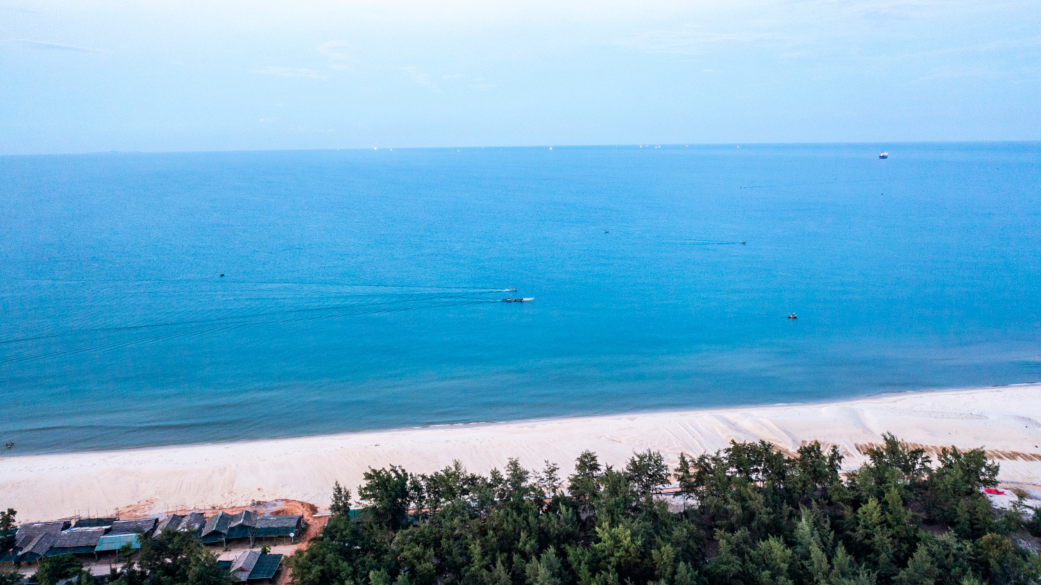 Biển Cửa Tùng nằm cách thành phố Đông Hà chỉ khoảng 30km, đặc biệt rất dễ di chuyển.