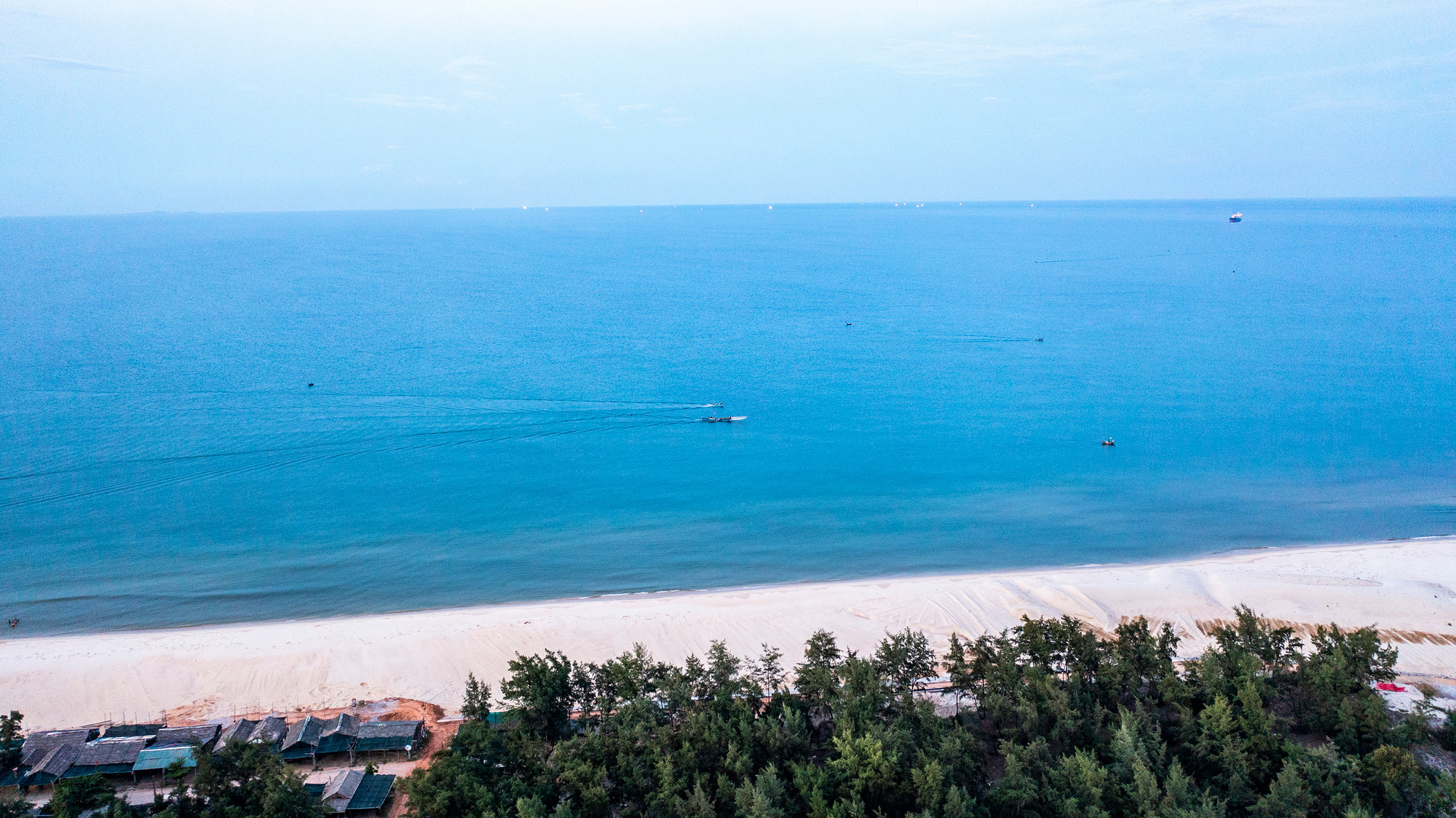 Biển Cửa Tùng nằm ngay điểm sông Bến Hải lịch sử dẫn ra cửa bể lớn... Đây cũng là "điểm nối" của một loạt các di tích lịch sử gắn với Vĩ tuyến 17 xưa kia. Bãi tắm Cửa Tùng cách không quá xa địa đạo Vịnh Mốc lẫn cầu Hiền Lương... Trong ảnh là cầu Cửa Tùng bắt qua cửa biển, nối hai huyện Vĩnh Linh và Gio Linh.