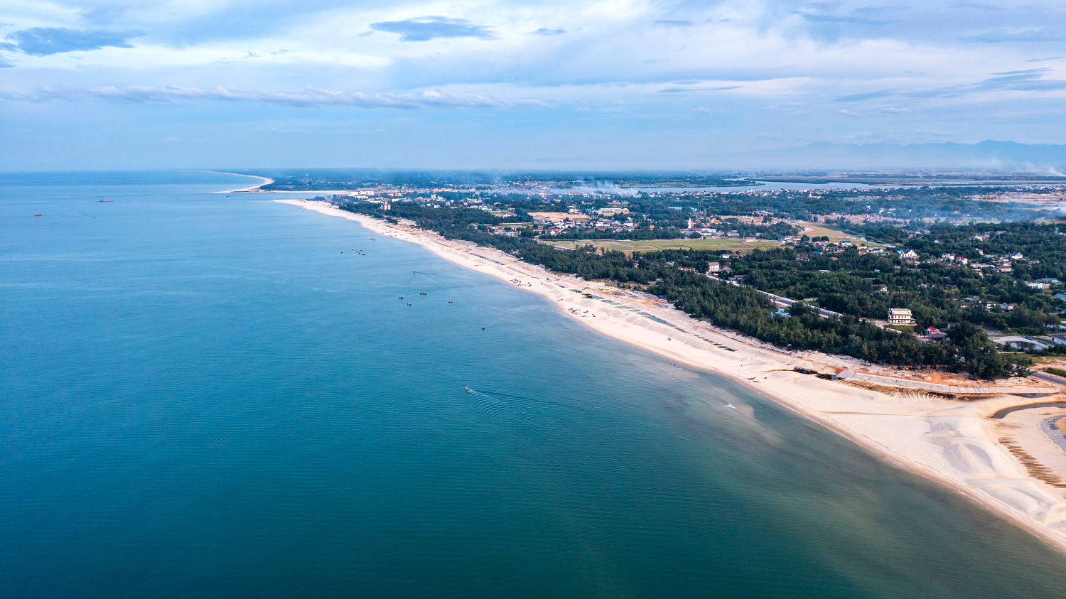 Cách thành phố Đông Hà 15km, bãi tắm Cửa Việt nằm ở địa phận Gio Việt, huyện Gio Linh, tỉnh Quảng Trị. Cửa Việt trải dài với bãi tắm rộng, cát trắng mịn, sạch sẽ bên những rừng dương xanh.