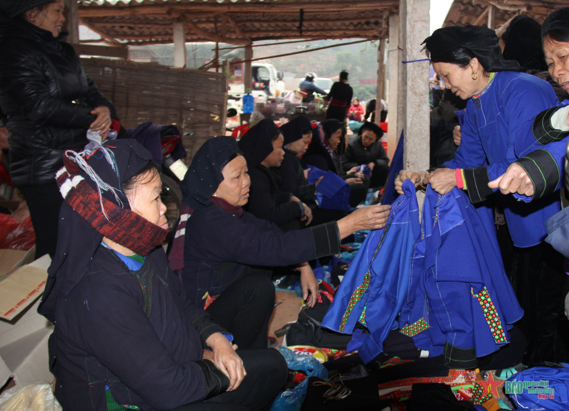 Thấp thoáng áo chàm