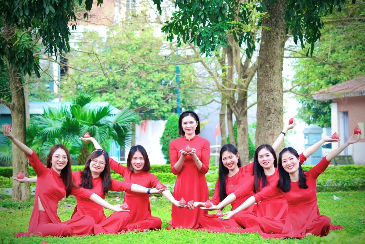 Duyên dáng áo dài tập thể nữ cán bộ, viên chức Bệnh viện Đa khoa tỉnh Thanh Hoá