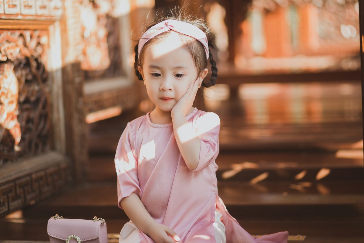 Cách tạo dáng chụp ảnh cho bé gái 5 tuổi cực kỳ dễ thương