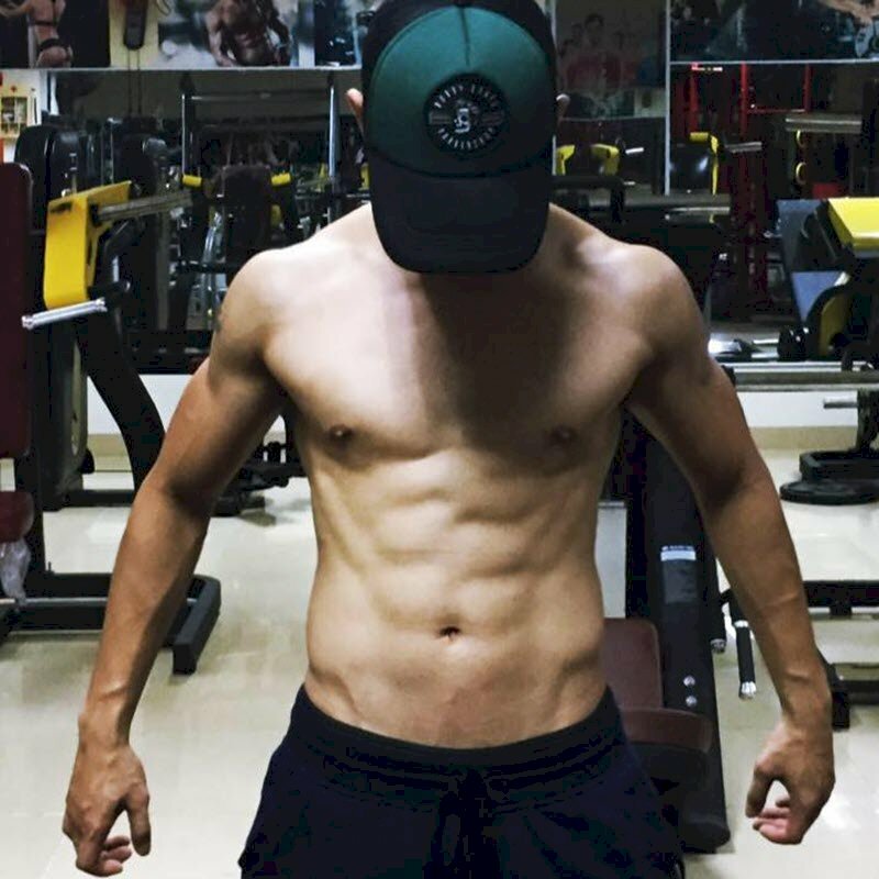 Cách tạo dáng chụp ảnh gym nam giấu mặt hai tay gồng khoe cơ bụng 6 múi vừa đẹp, chân thật và mang tính tự nhiên nhất.