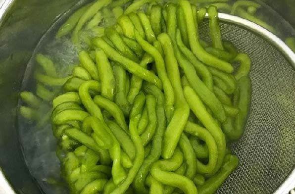 Bột sau khi luộc rửa lại bằng nước sôi để nguội