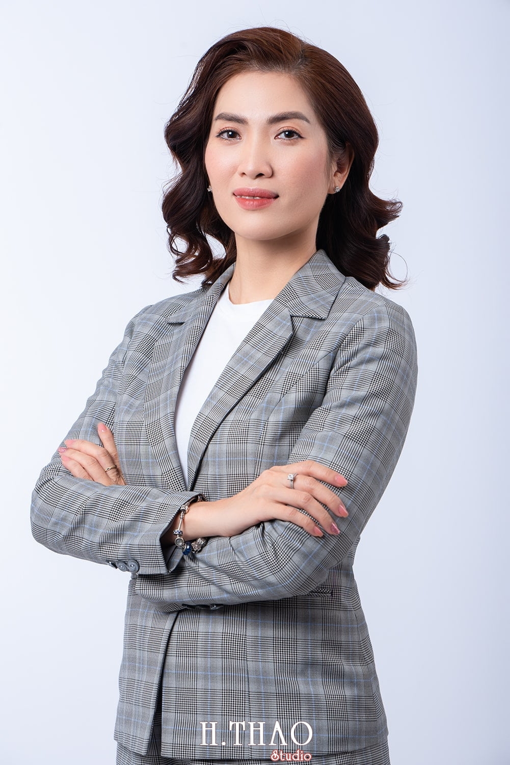 Doanh nhan nu dep 2 - Cách chụp ảnh với áo vest nữ đẹp, trẻ trung, chuyên nghiệp- HThao Studio