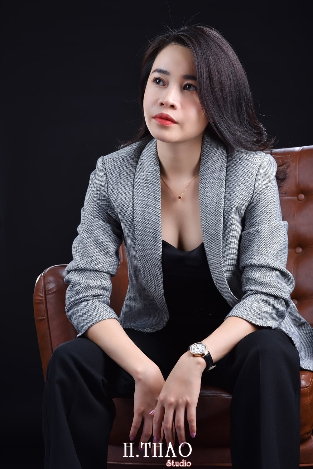 Anh nghe thuat 17 - Cách chụp ảnh với áo vest nữ đẹp, trẻ trung, chuyên nghiệp- HThao Studio