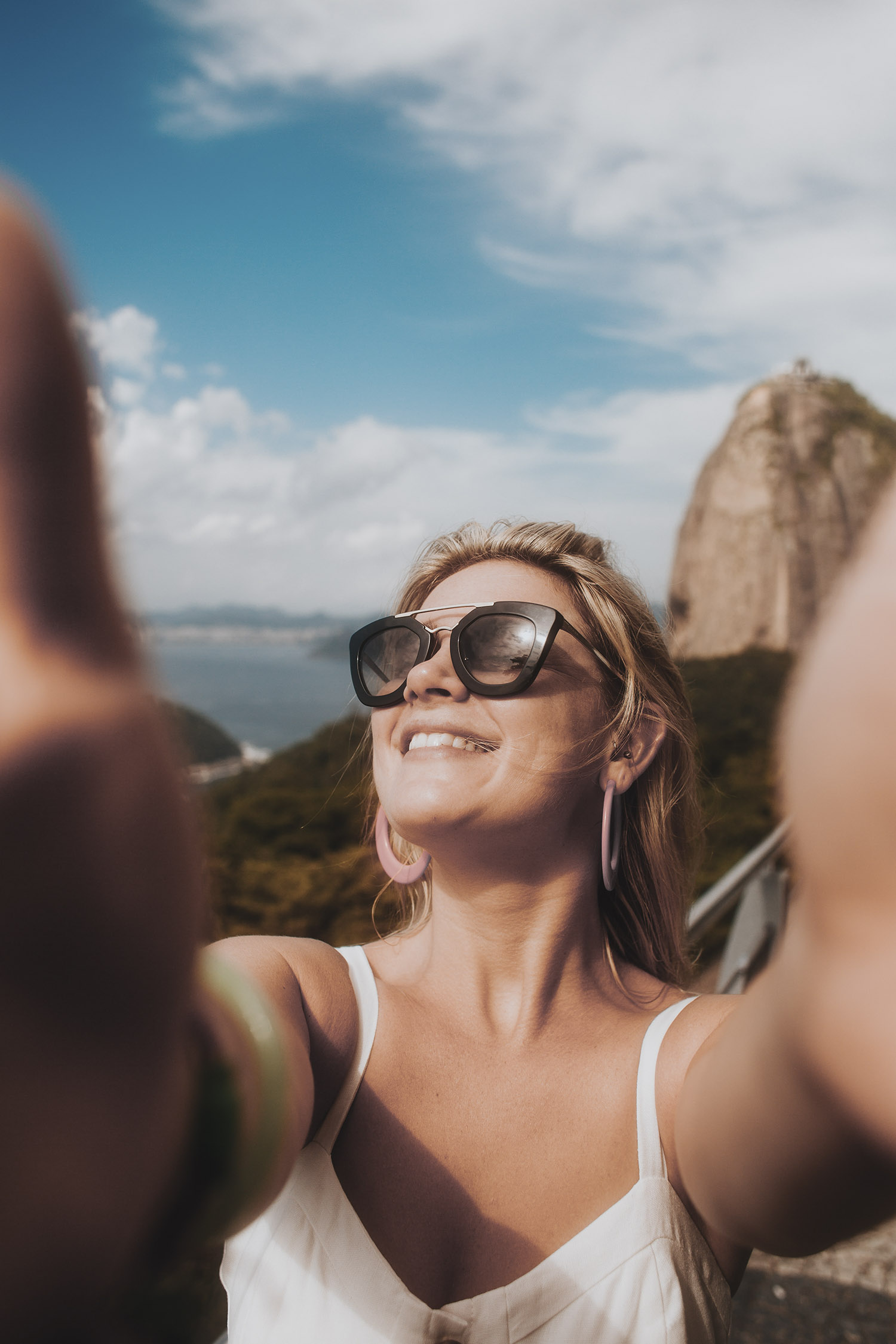 cô gái tươi cười tạo dáng selfie