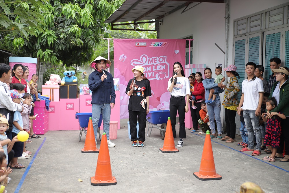 Hà Thu mang không khí xuân đến xóm trọ nhỏ