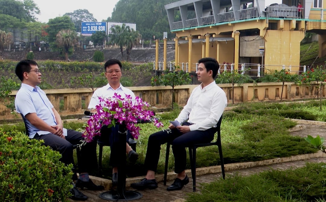 Ông Trịnh Thế Trường (giữa) và ông Nguyễn Văn Kình - Phó Giám đốc Sở Nông nghiệp và Môi trường Hưng Yên chia sẻ với phóng viên Báo Nông nghiệp và Môi trường về ý nghĩa, tầm quan trọng của hệ thống đại thủy nông Bắc Hưng Hải. Ảnh: Quang Dũng.