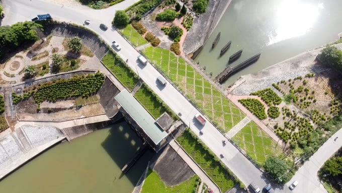 Cống Xuân Quan lấy nước từ sông Hồng vào hệ thống thủy lợi Bắc Hưng Hải được xây dựng từ ý Đảng, lòng dân. Ảnh: Quang Dũng.