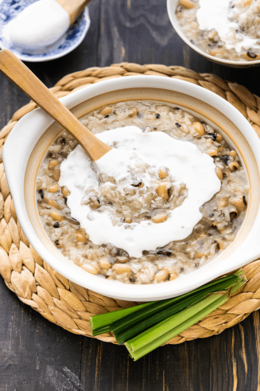 Che Dau Trang (Sticky Rice Pudding with Black Eyed Peas)