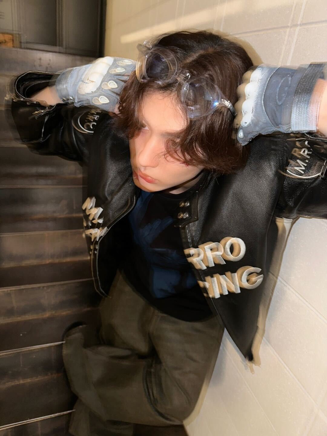 Chàng trai đứng giữa con phố đông đúc, tạo dáng như đang chụp ảnh poster phim