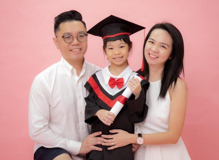 Cách tạo dáng chụp ảnh gia đình 3 người