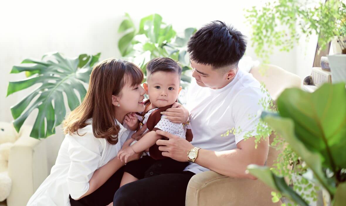 Cách tạo dáng chụp ảnh gia đình 3 người