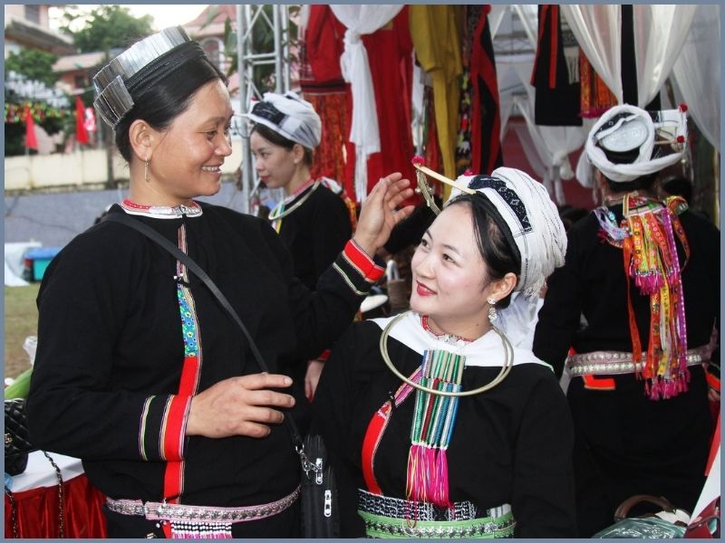 chụp ảnh căn cước mặc áo gì