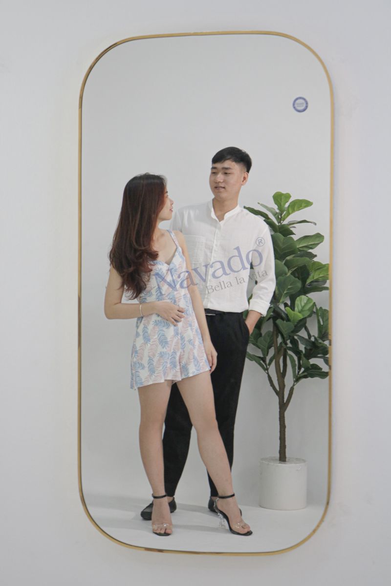 couple-tao-dang-voi-guong-toan-than