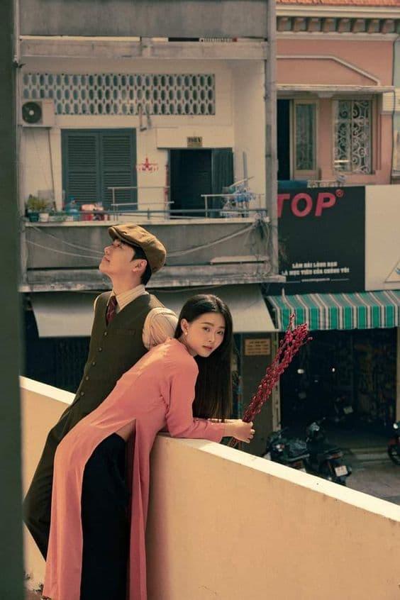 30+ kiểu tạo dáng chụp ảnh Tết cặp đôi đẹp lãng mạn