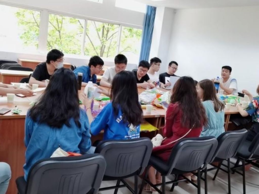 Bạn hãy khuyến khích mọi người tương tác với nhau một cách tự nhiên