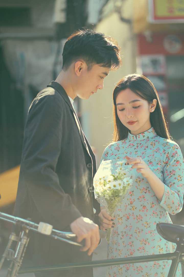 Chụp ảnh couple Tết cùng hoa đẹp trong quán coffe