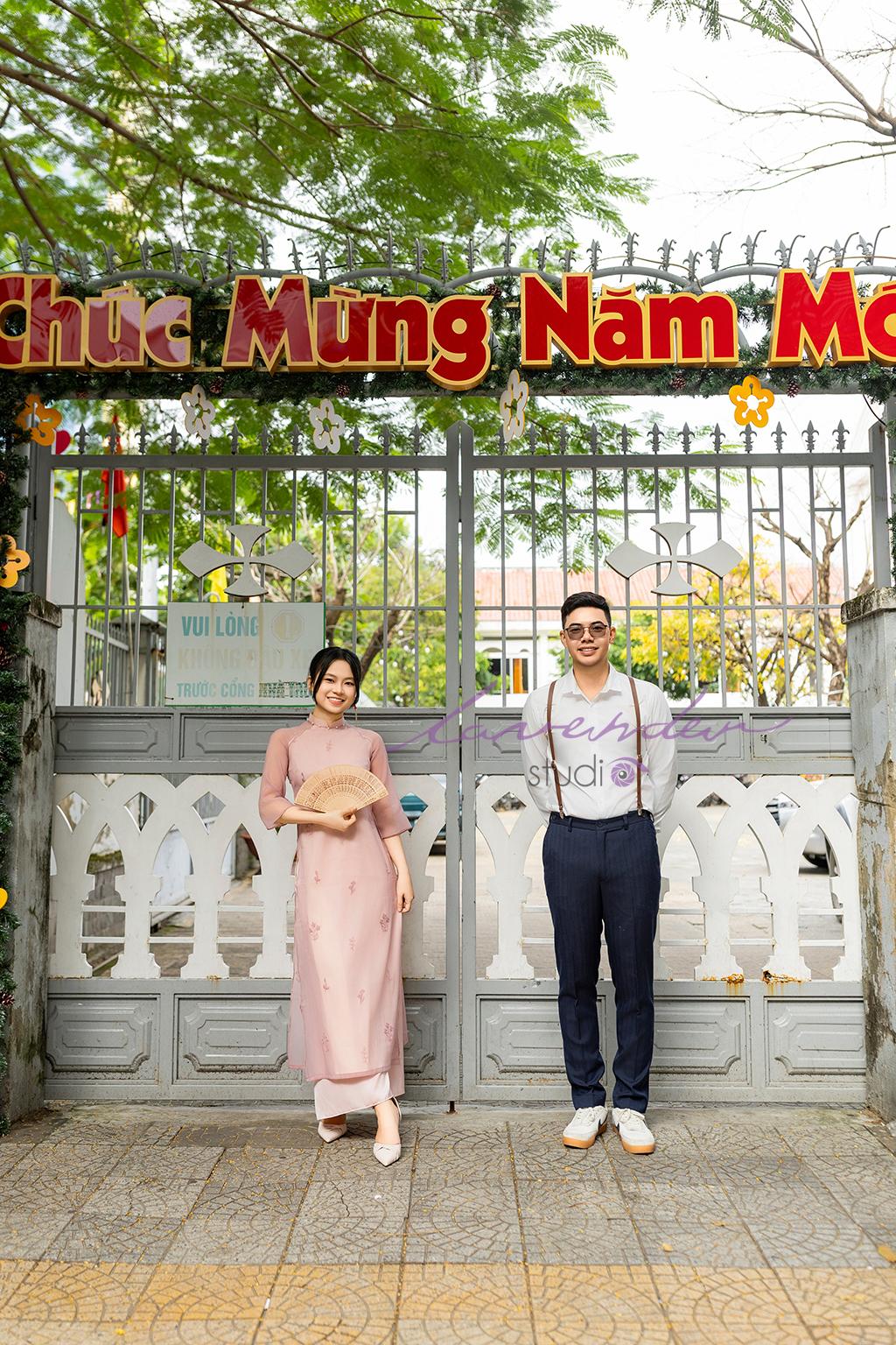 Chụp ảnh couple tết với concept áo dài hiện đại