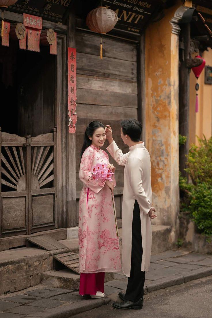 Tạo dáng chụp ảnh couple Tết chạm vai trong studio