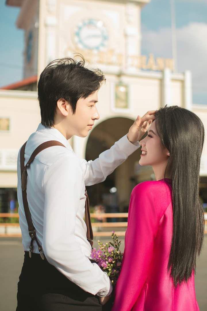 Tạo dáng chụp hình couple Tết lịch sự với áo Vest