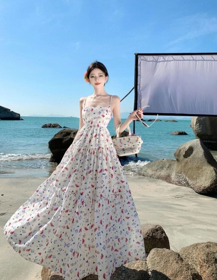 Cách Phối Đồ Với Váy Maxi Hoa Nhí Đi Biển Để “Chất Như Nước Cất”