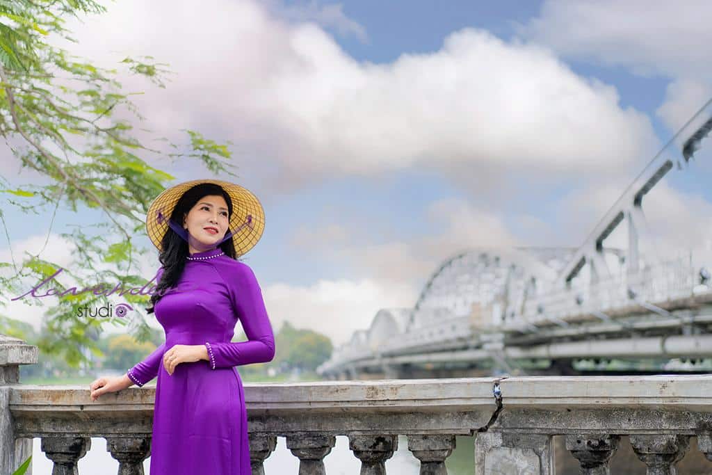 Tạo dáng chụp ảnh ngoại cảnh áo dài với cúc hoạ mi đẹp và nhẹ nhàng