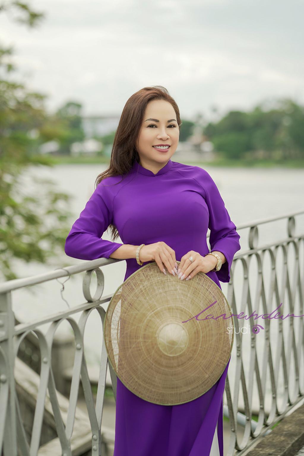 Chụp hình áo dài ngoại cảnh với hoa giấy nhẹ nhàng