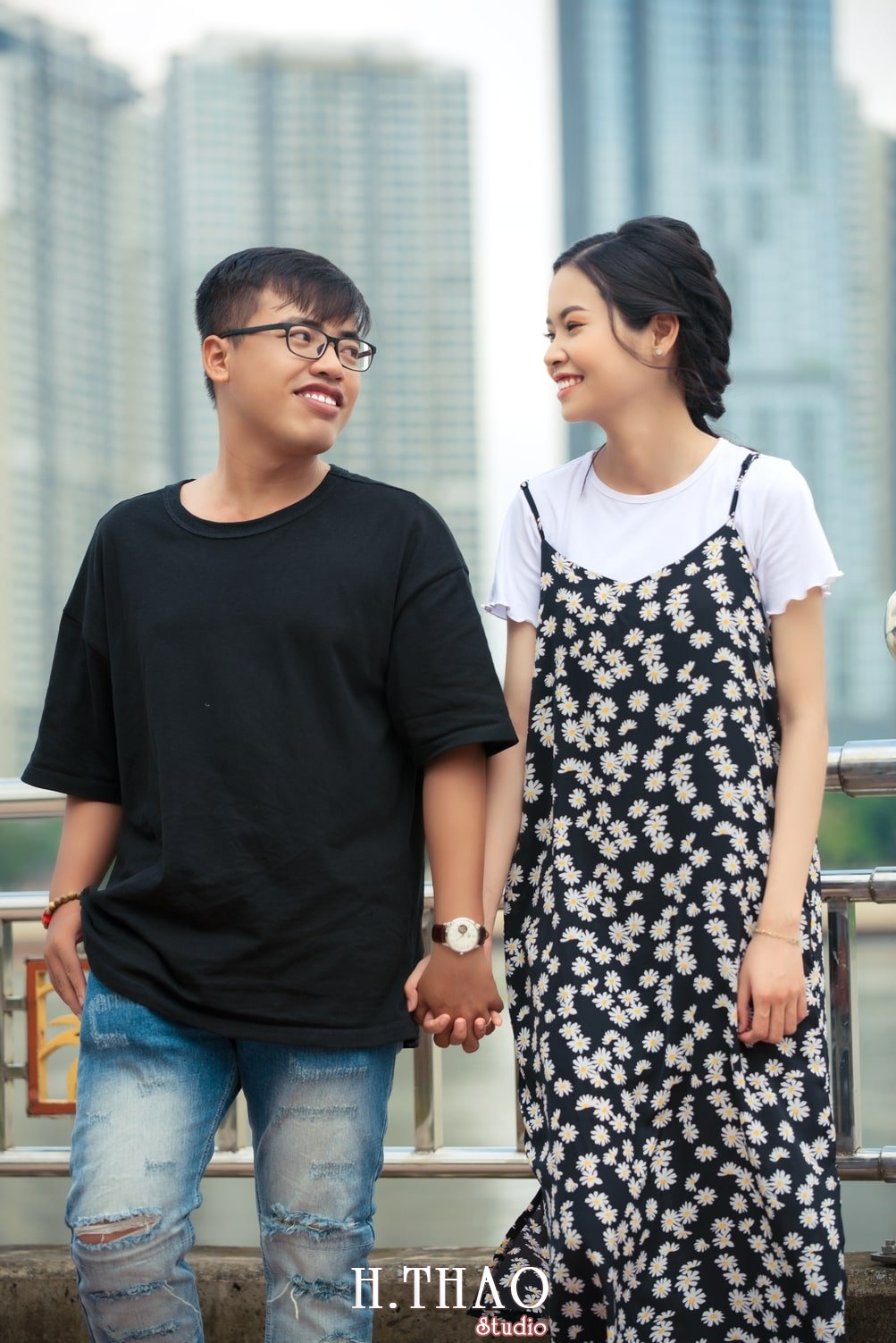 Anh couple dang yeu 3 - Bộ ảnh couple rất đáng yêu chụp tại bến tàu ở Tp.HCM - HThao Studio