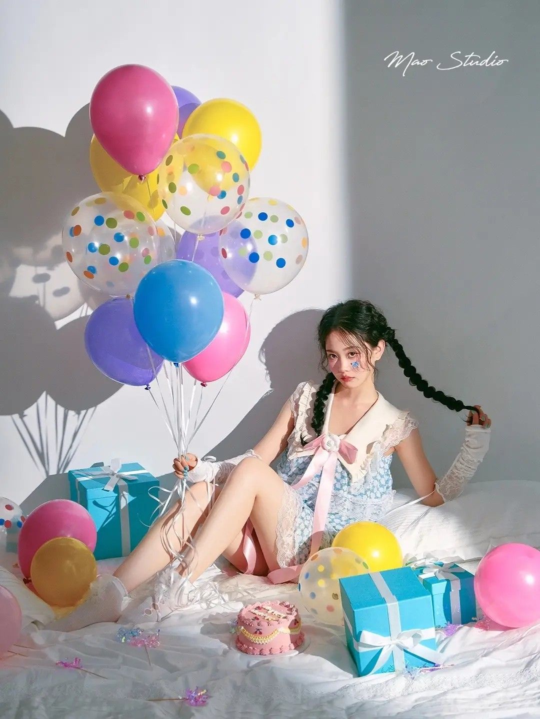 Dáng pose tinh tế bên bàn trang trí