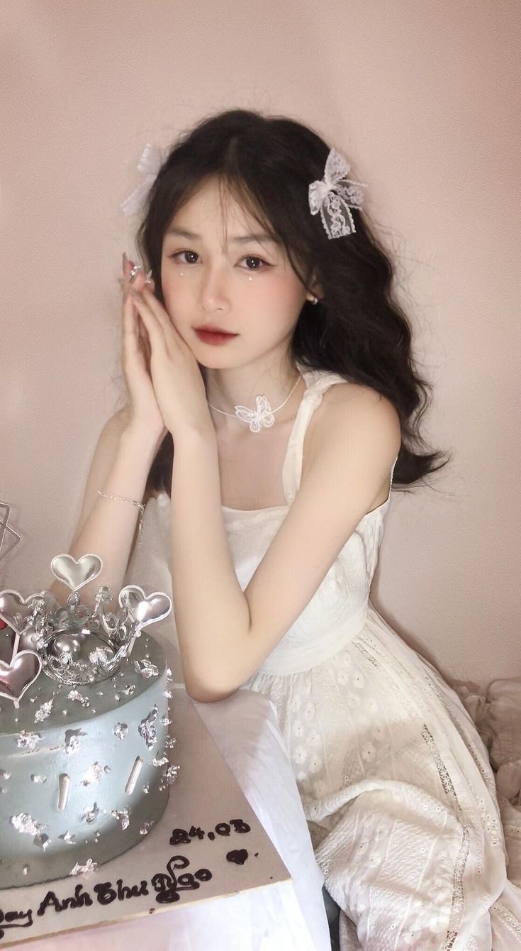 Dáng pose hiện đại trong bữa tiệc nhỏ