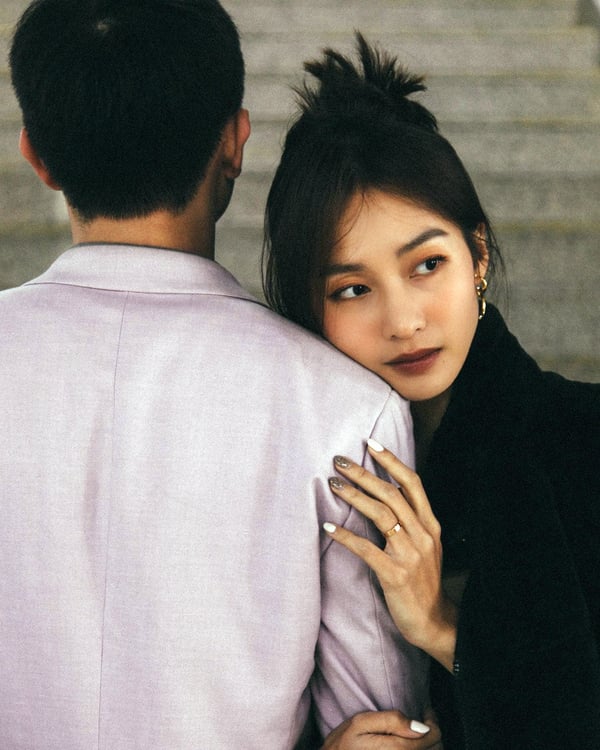 Gây sự tò mò với kiểu chụp couple giấu mặt