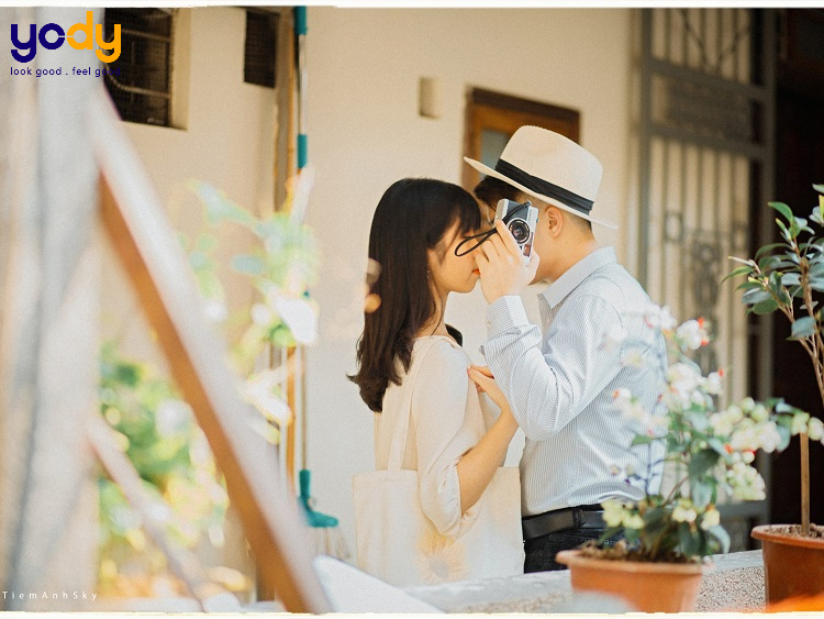 Chụp ảnh người yêu giấu mặt qua điện thoại