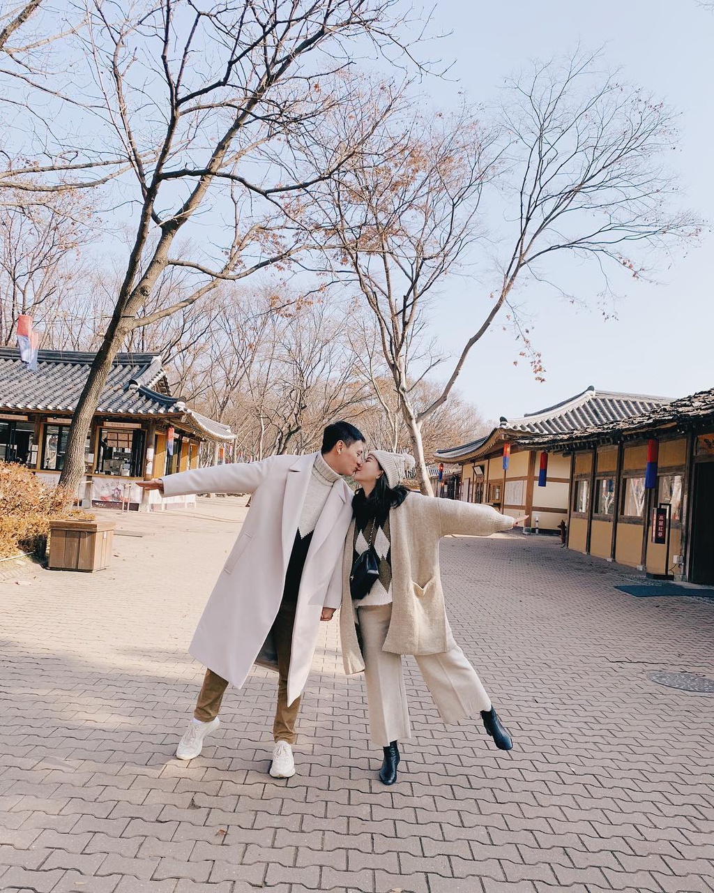 Tạo dáng ánh nhìn vu vơ cùng người yêu